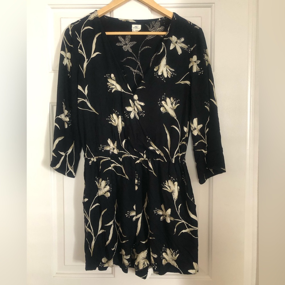 O’NEILL Black Floral Elbow Length Sleeved Romper Women’s Size Small
